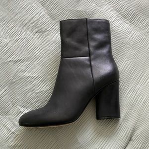 SAKS FIFTH AVE BOOT 7.5